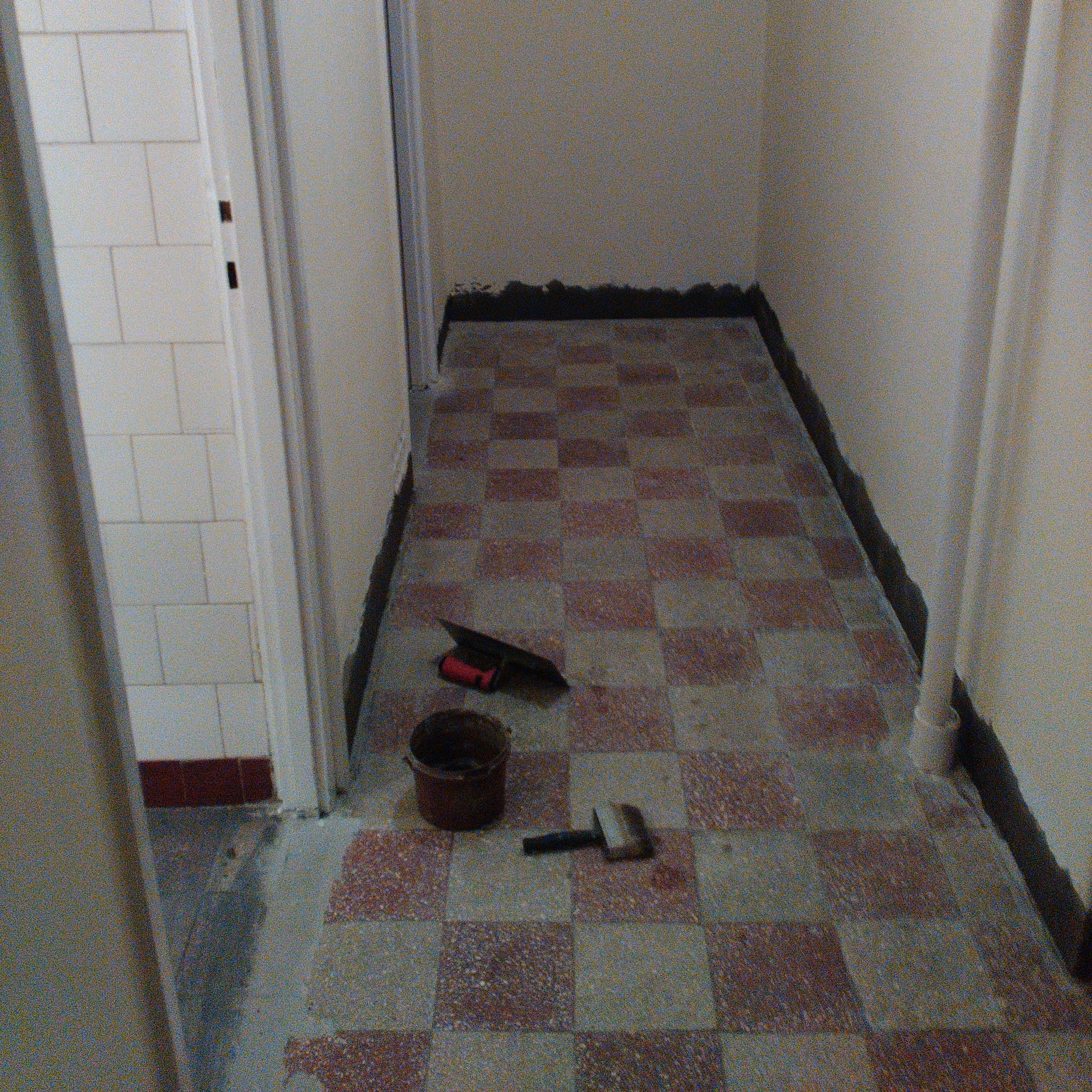 Fehér járólap ragasztás egy garzonban