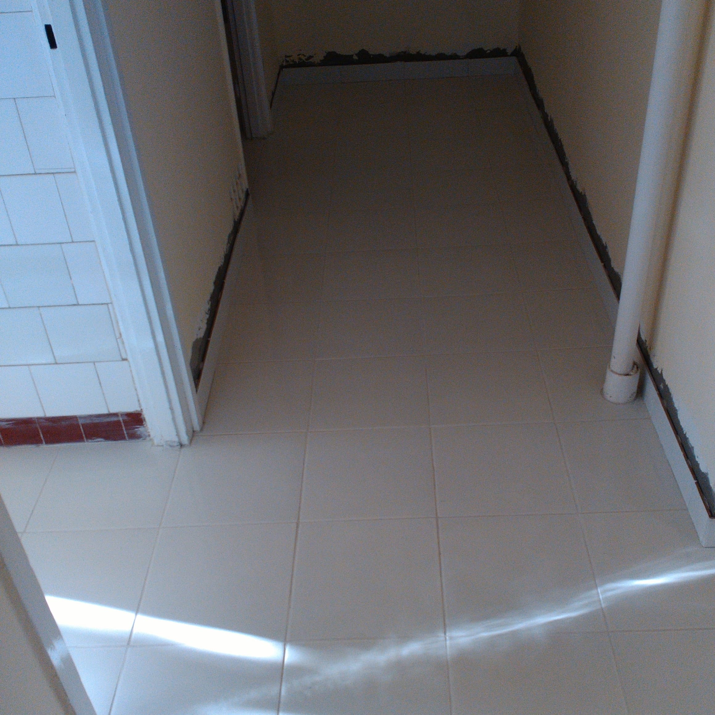 Fehér járólap ragasztás egy garzonban